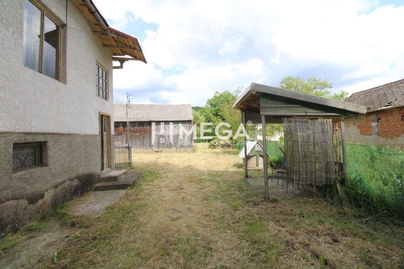 Garten bei einem Einfamilienhaus in der Gemeinde Zbudská Belá, mit Unterstand und Holzbau.