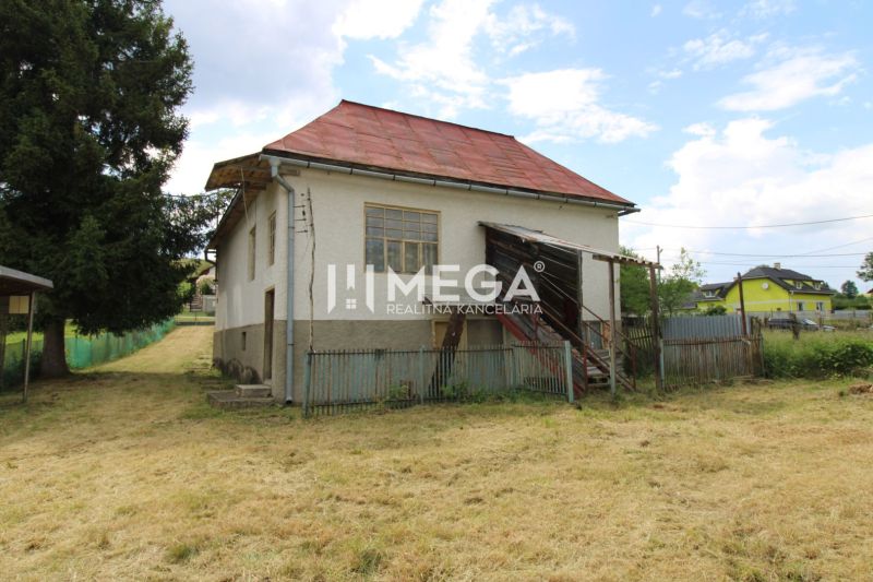 Ein Einfamilienhaus im Dorf Zbudská Belá in der Straße Zbudská Belá mit einem großen Hof.