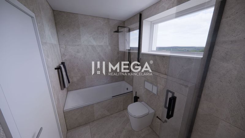 Badezimmer mit Badewanne und Fenster bietet Blick auf die Landschaft. Einfamilienhaus.