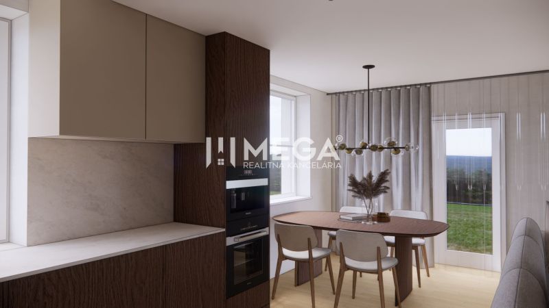 Küche mit Holzboden und Esstisch in einem Einfamilienhaus.