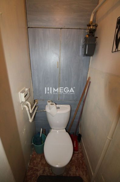 Toilette mit Holzelementen in einer 2-Zimmer-Wohnung mit Grundausstattung.