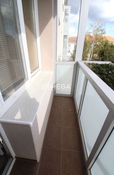 Balkon einer 2-Zimmer-Wohnung mit Blick auf die Dobrianského-Straße in Humenné.