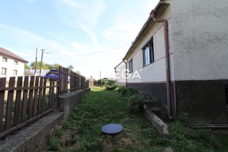 Einfamilienhaus in der Straße Volica, Volica, mit Rasen und Holzzaun.