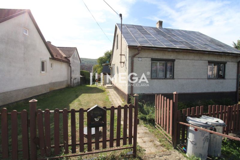 Einfamilienhaus in Volica in der Straße Volica mit Garten und einfachem Zaun.
