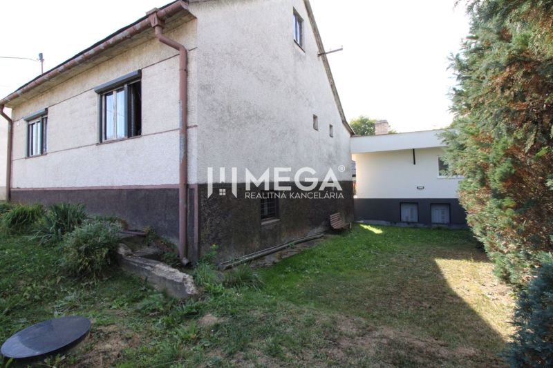 Einfamilienhaus in der Volica-Straße in der Stadt Volica mit einem grasbewachsenen Hof und Sträuchern.