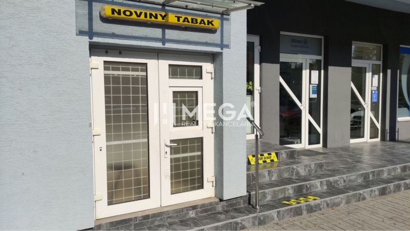 Geschäftsräume in der Osloboditeľov-Straße in Humenné mit dem Schild „Noviny Tabak“.