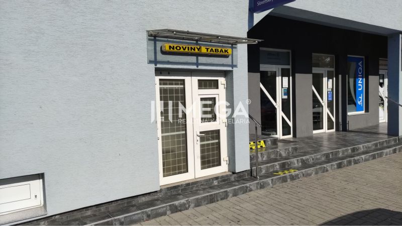 Geschäftsräume in der Straße Osloboditeľov in Humenné mit Eingangstüren und einem Aushängeschild.