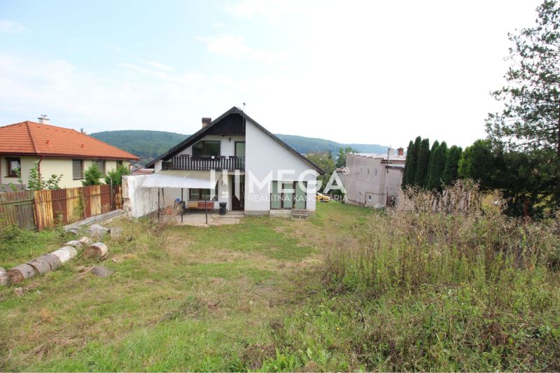 Einfamilienhaus in der Brestovska-Straße in Humenné mit großem Grundstück und Terrasse.