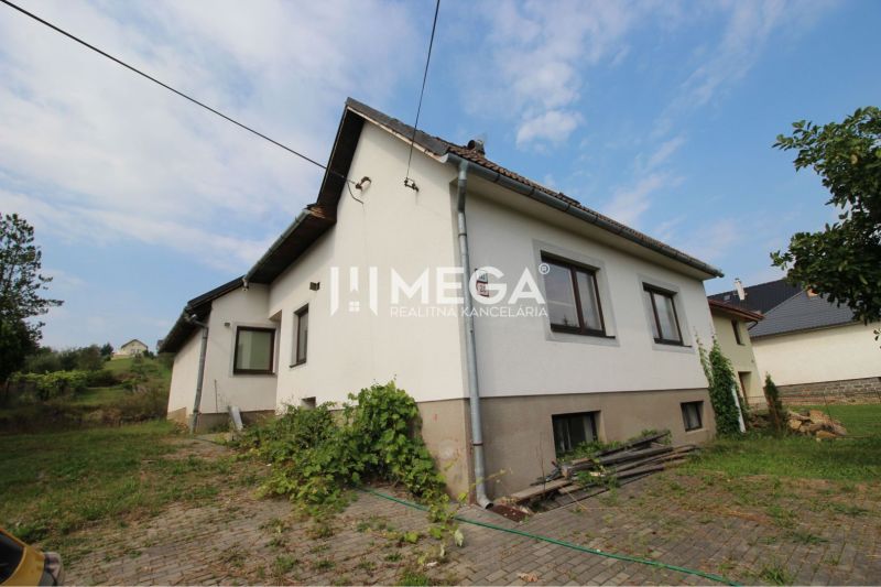 Ein Einfamilienhaus in der Brestovská-Straße in Humenné, umgeben von Grünflächen und einem gepflasterten Hof.