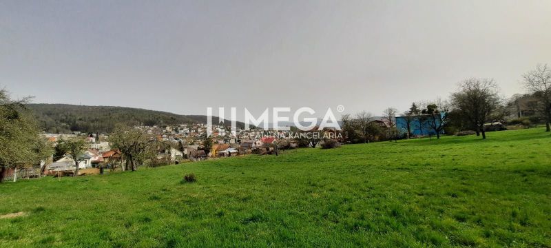 Blick von der Brestovská-Straße auf die Einfamilienhäuser in Humenné, umgeben von Grün und Natur.