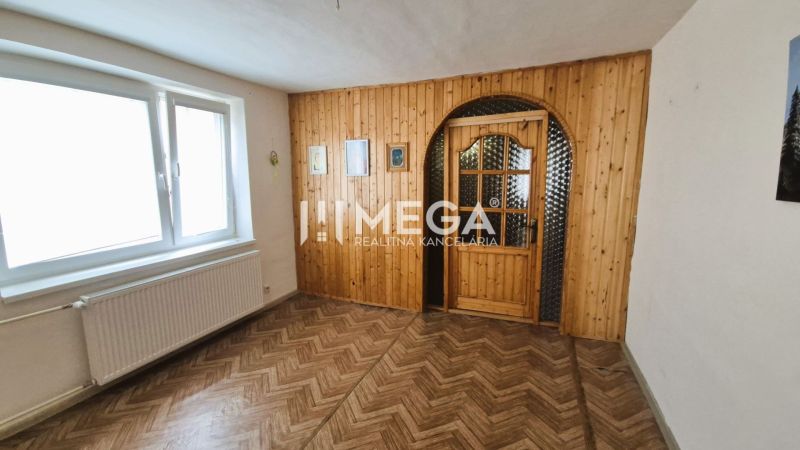 Innenraum mit Holzboden und Türen in einem Einfamilienhaus.