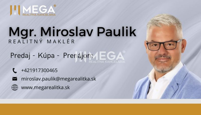 Vizitka realitného makléra s kontaktnými informáciami a logom kancelárie.

Visitenkarte eines Immobilienmaklers mit Kontaktdaten und dem Logo des Büros.