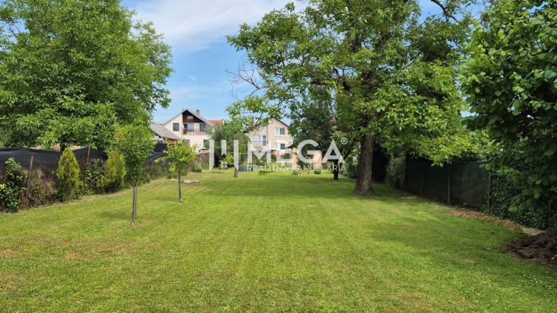 Der Garten beim Einfamilienhaus in Lackovce mit gepflegtem Rasen und Bäumen.