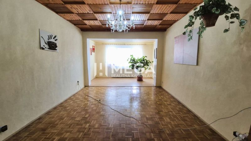 Wohnzimmer in einem Einfamilienhaus mit Holzboden und Kronleuchter.