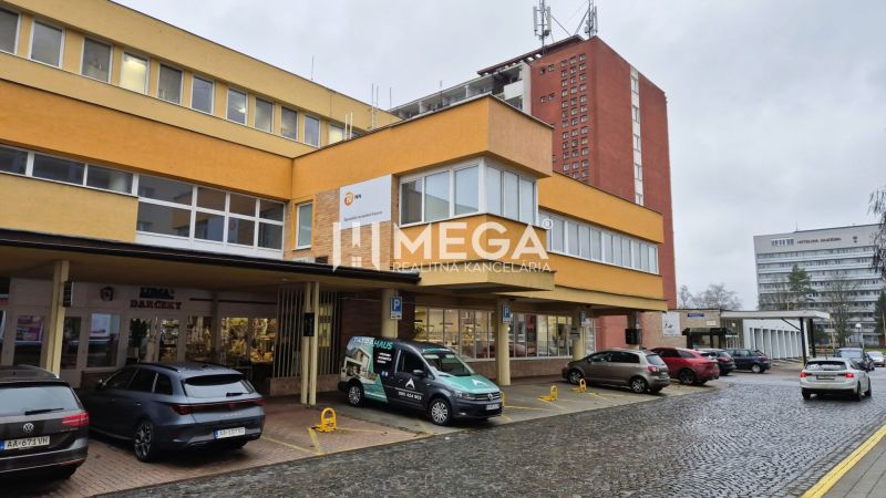 Gebäude mit Büros und Parkplatz in der 26. November Straße in Humenné.