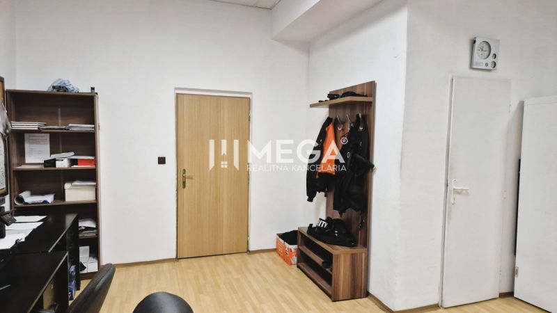 Büros mit Regal, Kleiderständer und Boden in Holzoptik.