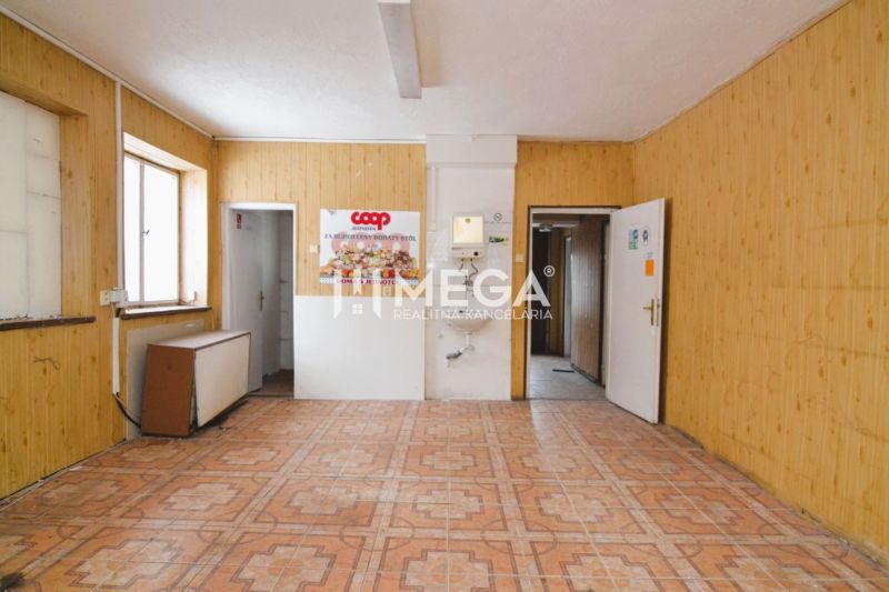 Innenräume von Geschäftsräumen mit Holzboden und Holzwänden.