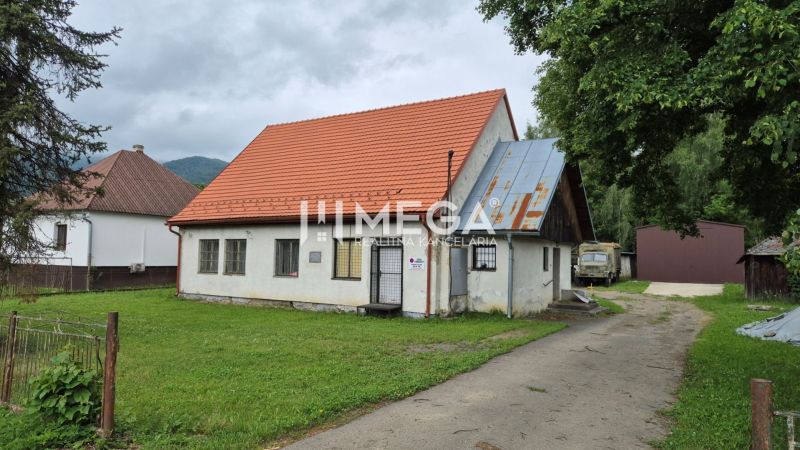 Geschäftsräume in Zboj mit einem grasbewachsenen Hof und einem älteren einstöckigen Haus.
