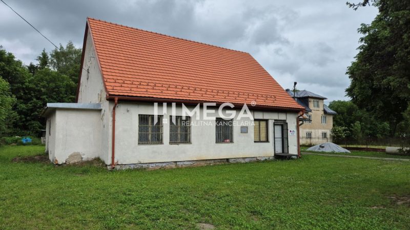 Gebäude in Zboj mit rotem Dach und grasbewachsener Umgebung. Geschäftsräume verfügbar.