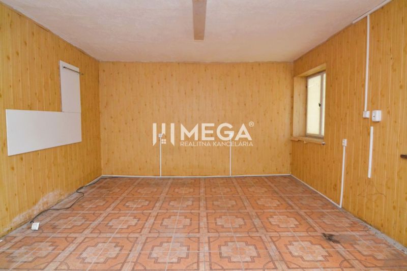 Gewerberäume mit Holzdekorwänden und einem Fenster bieten ein helles Interieur.