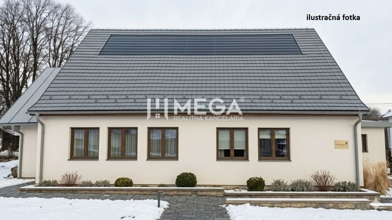 Gewerberäume in Zboj mit Photovoltaik auf dem Dach und verschneiter Umgebung.