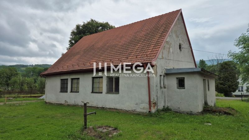 Gewerberäume in Zboj mit einem Landhaus und Garten in natürlicher Umgebung.