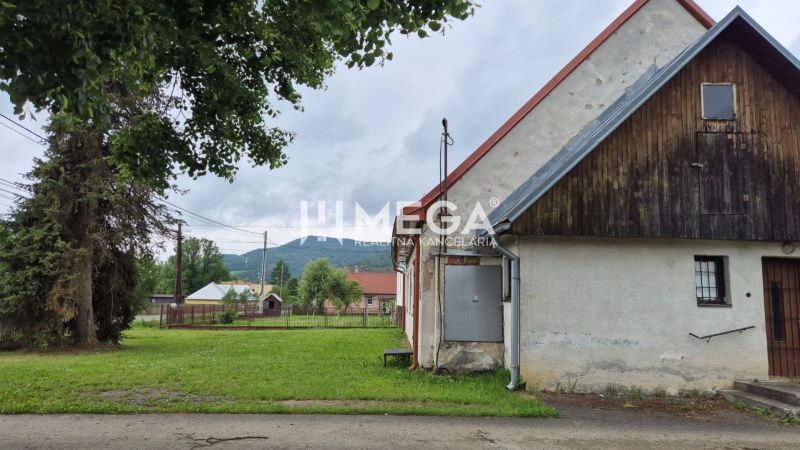 Gewerberäume in Zboj mit einer Grünfläche, ein Gebäude mit Holzverkleidung.