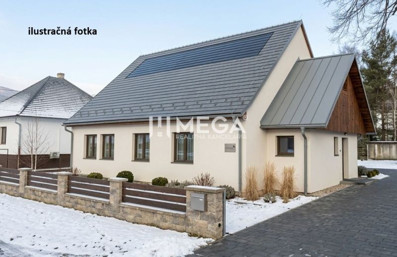 Ein Haus mit einem schrägen Dach und Holzverkleidung im winterlichen Zboj, Geschäftsräume.