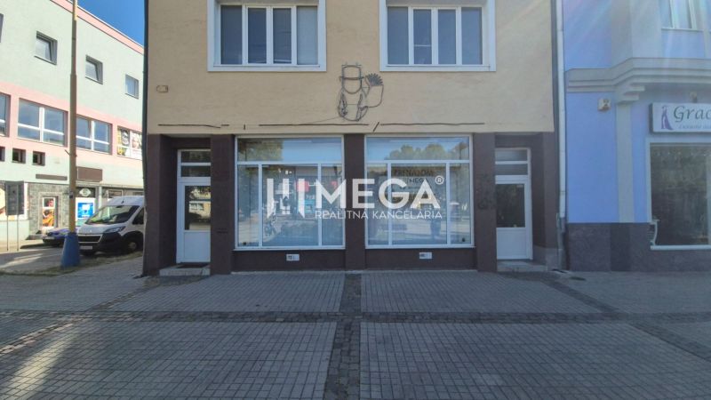 Geschäftsräume am Freiheitsplatz in Humenné mit Schaufenster und Eingangstüren im Erdgeschoss.