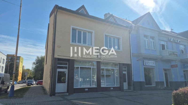 Ein Gebäude mit Geschäftsräumen am Freiheitsplatz in Humenné.