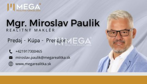 Visitenkarte eines Immobilienmaklers mit Kontakt und Logo der Mega Immobilienagentur.
