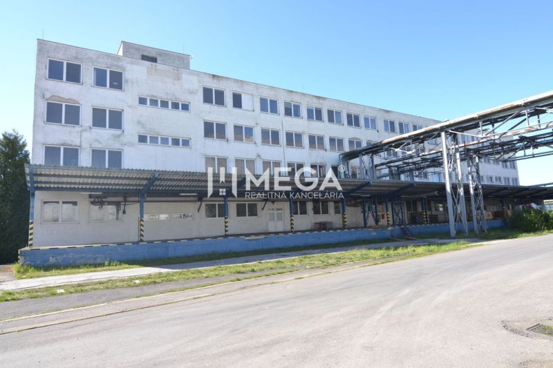 Produktionsräume in der Chemlonská-Straße in Humenné mit einem großen Industriegebäude.