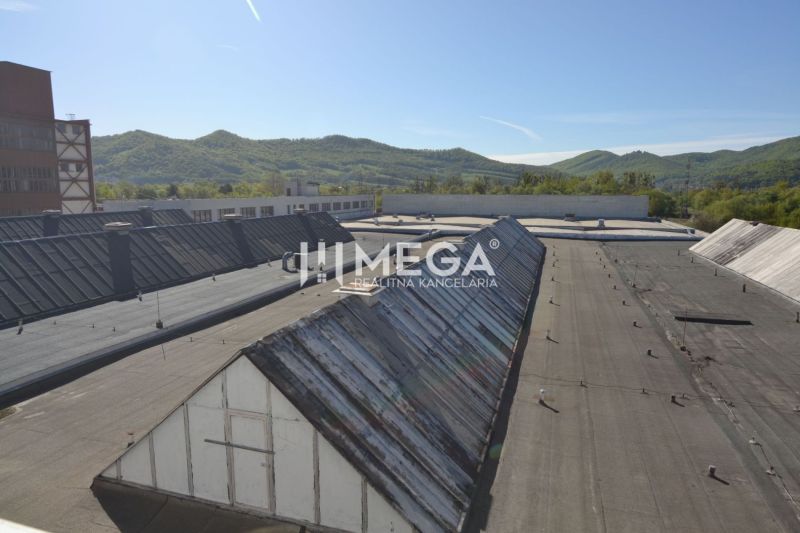 Produktionsräume in der Chemlonská-Straße in Humenné mit Blick auf die umliegenden Hügel.