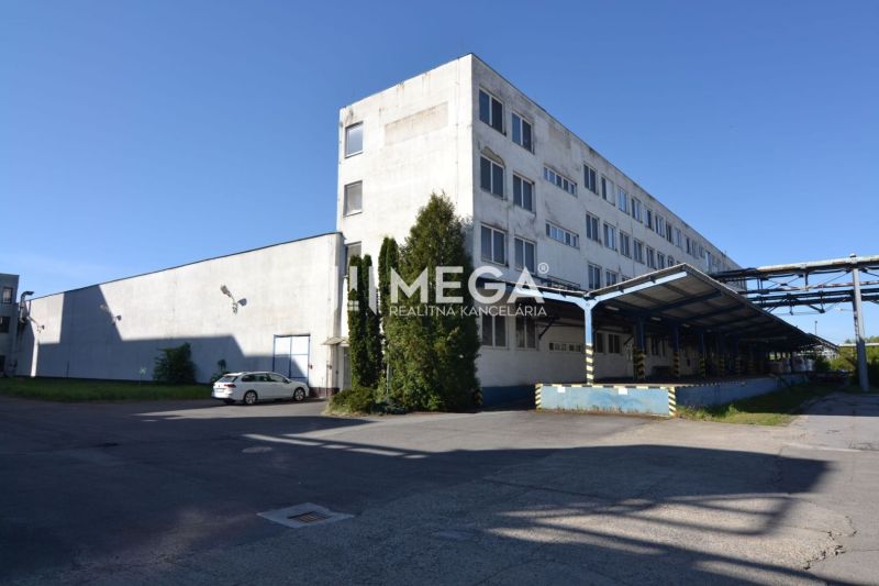 Produktionsräume in der Chemlonská-Straße in Humenné mit Parkfläche und Grünflächen.