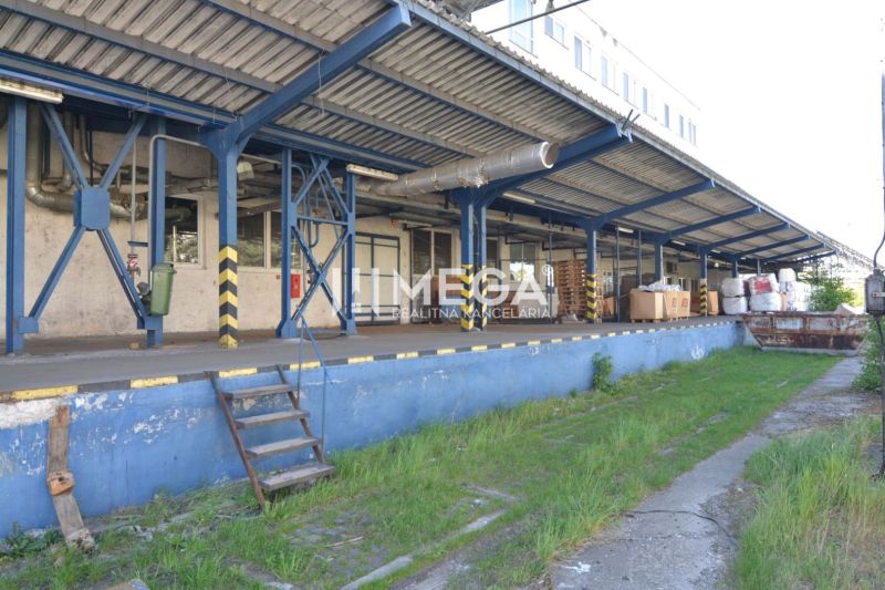 Produktionsräume in der Chemlonská-Straße in Humenné mit blauer Rampe und Treppe.