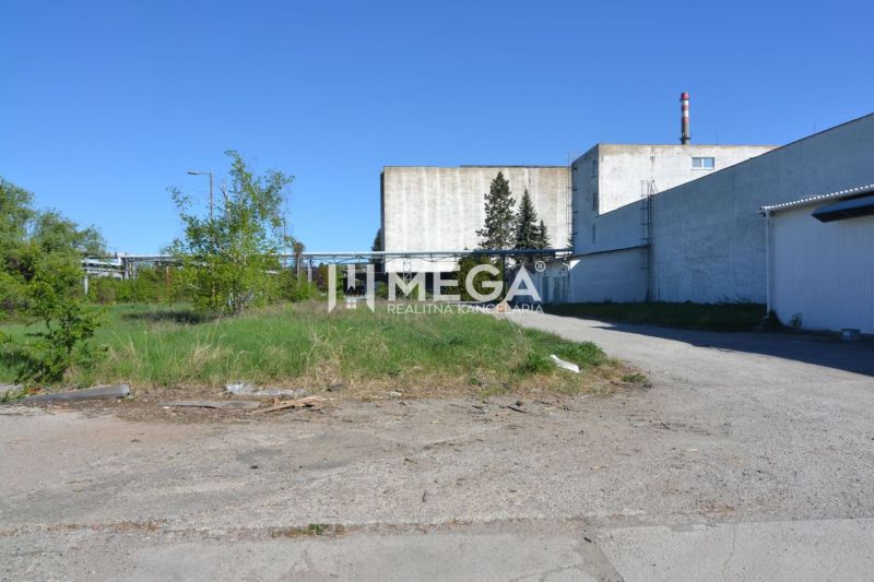 Produktionsräume in der Chemlonská-Straße in Humenné, die umliegende grüne Umgebung und das Gebäude.