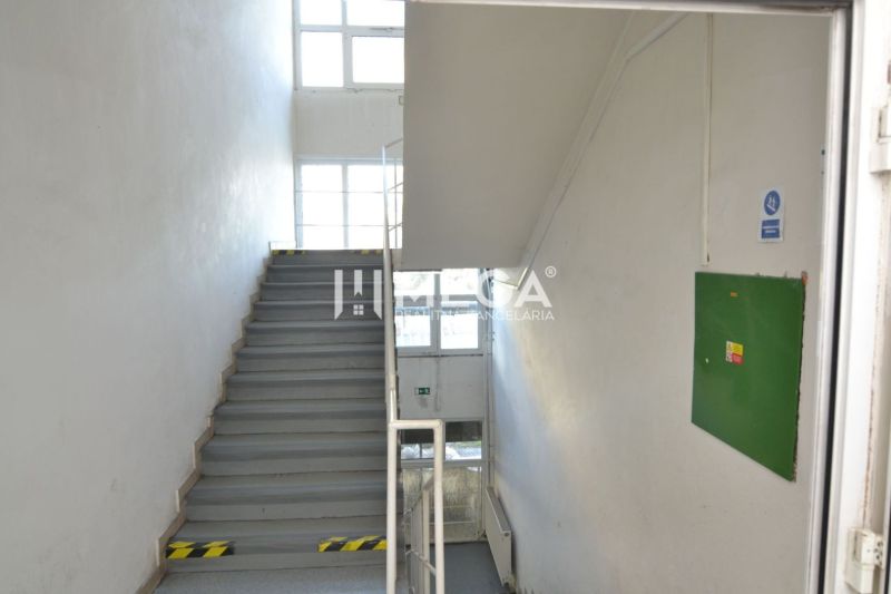 Treppe in Produktionsräumen mit Belichtung durch Fenster.