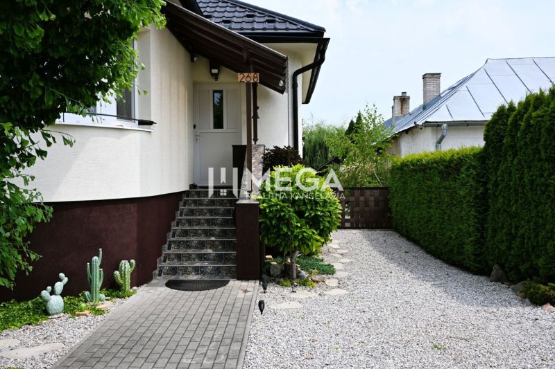 Eingang zum Einfamilienhaus in Udavské mit einem gepflasterten Weg und einem gepflegten Garten.