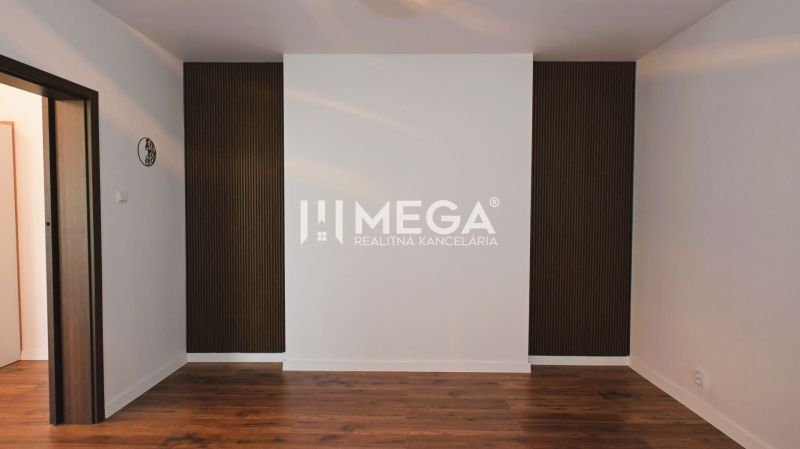 Weiße Wand und dunkle Holzverkleidung in einem Einfamilienhaus, Boden mit Holzdekor.