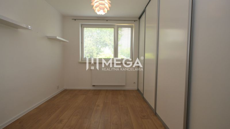 Ein Zimmer mit einem Holzboden und einem Einbauschrank in einem Einfamilienhaus.