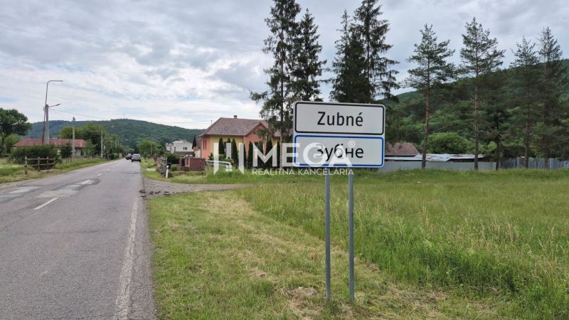 Landschaft in Zubné mit Straße und grünen Wohngebieten.