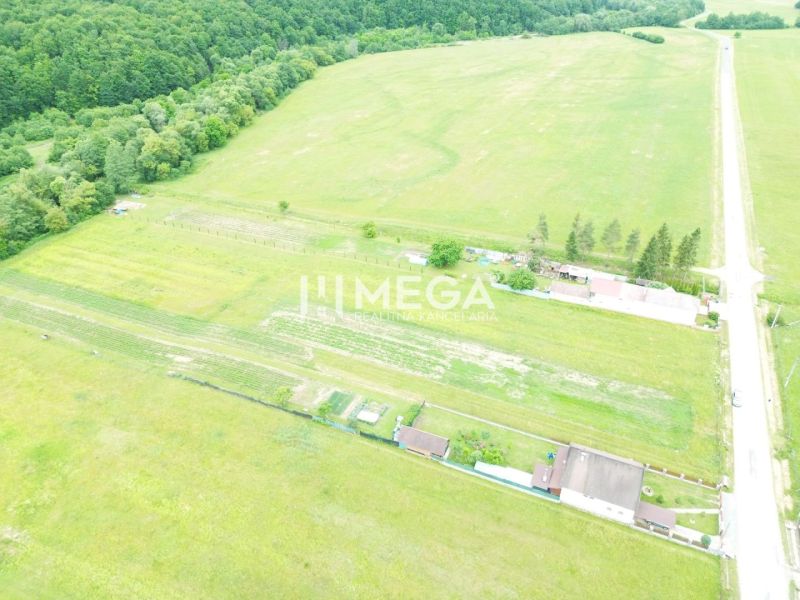Wiesenflächen für Wohnzwecke in Zubné, umgeben von Grün und natürlicher Umgebung.