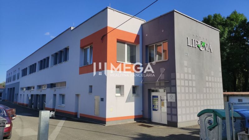 Ein Bürogebäude in der Lipová-Straße in Humenné mit einer sauberen Fassade und Parkmöglichkeiten.