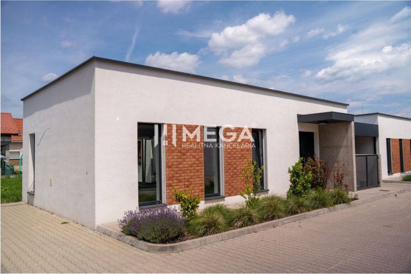 Ein Einfamilienhaus in der Gaštanová-Straße in Humenné mit Ziegelverkleidung und moderner Fassade.