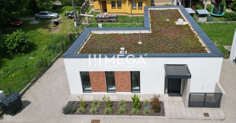 Ein Einfamilienhaus in der Gaštanová-Straße in Humenné mit einem Gründach und einer Zufahrtsstraße.