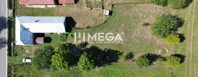 Luftaufnahme eines Einfamilienhauses in Kolbasov, umgeben von einem Garten und Grünflächen.
