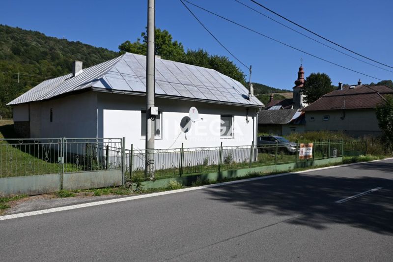 Ein Einfamilienhaus in Kolbasov in der Kolbasov-Straße, mit einem Blechdach und einem Zaun.