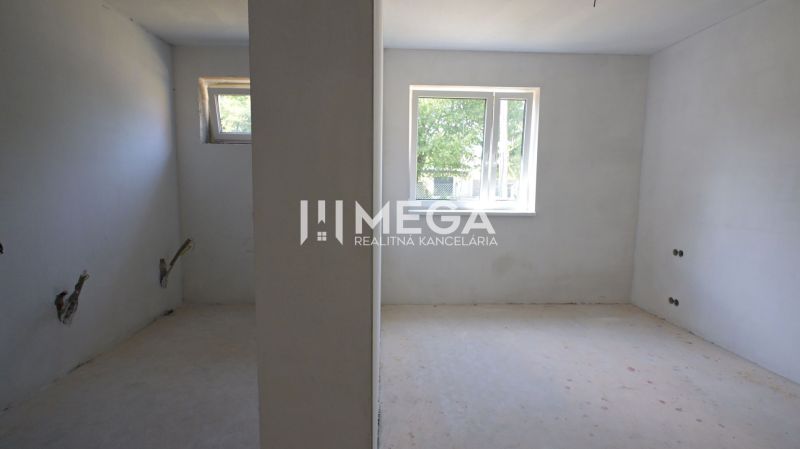 Leere Räume mit Fenstern und Installationsöffnungen in einem Einfamilienhaus.