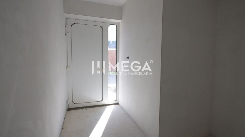 Flur mit weißen Wänden und Türen in einem Einfamilienhaus.