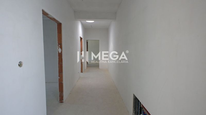Ein Flur in einem Einfamilienhaus mit unvollendeten Türen und unverputzter Wand.